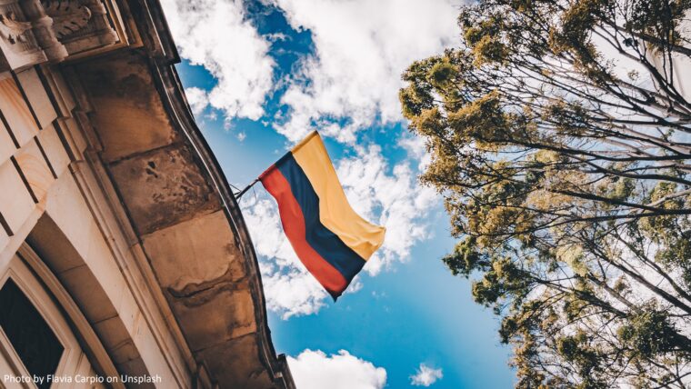 Bild på en colombiansk flagga i Bogotá, Colombia.