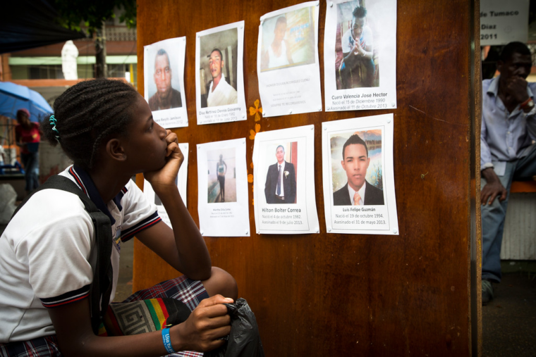 "Till minnet av offer för påtvingade försvinnande" Foto: Bianca Bauer, Fredsvecka, Colombia 2019. Beskriving: En ung afrocolombiansk flicka tittar fotoutställningen till minnet av offren för påtvingade försvinnande