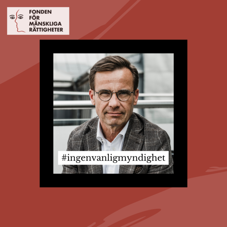 Porträttbild på statsminister Ulf Kristersson med svart ram. Innanför ramen finns hashtaggen “#ingenvanligmyndighet”. Bilden är framför en röd bakgrund. MR-Fondens logga i övre vänstra hörnet. 