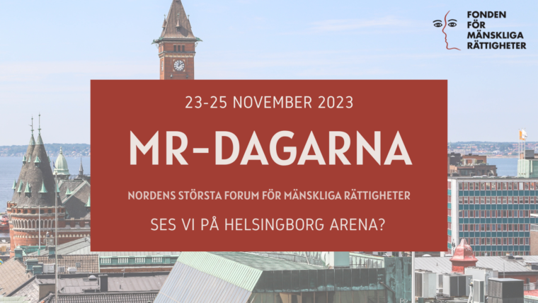 Bakgrunden är en bild av Helsingborgs stadslandskap. I mitten av bilden finns en röd textruta. I rutan står texterna “23-25 NOVEMBER”, “MR-DAGARNA”, “NORDENS STÖRSTA FORUM FÖR MÄNSKLIGA RÄTTIGHETER” och “SES VI PÅ HELSINGBORG ARENA?” i vitt. MR-Fondens logotyp finns infogad i bildens övre högra hörn.
